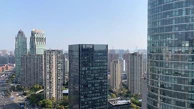 上海外滩高楼林立的城市风光实拍视频的预览图